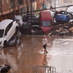 Coches atrapados en el lodo tras la DANA de Valencia, evidencia del desastre analizado por el perito judicial