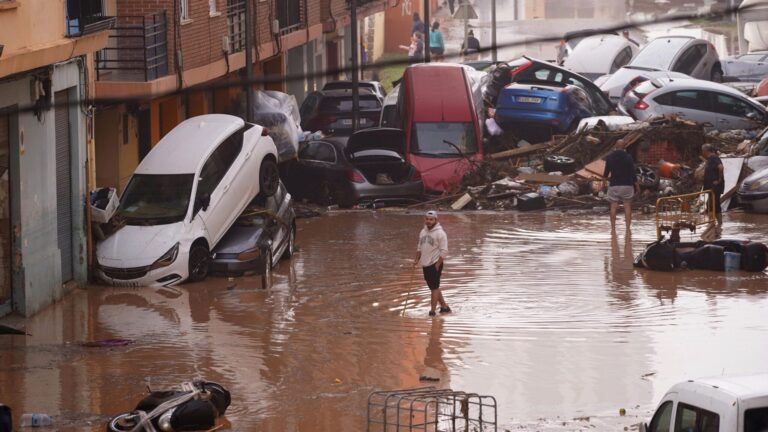 Coches atrapados en el lodo tras la DANA de Valencia, evidencia del desastre analizado por el perito judicial