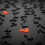 Signos de interrogación que representan dudas y la importancia del contraperitaje pericial para aclararlas con objetividad y rigor técnico.