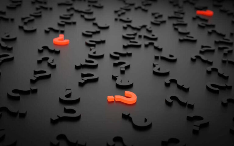 Signos de interrogación que representan dudas y la importancia del contraperitaje pericial para aclararlas con objetividad y rigor técnico.